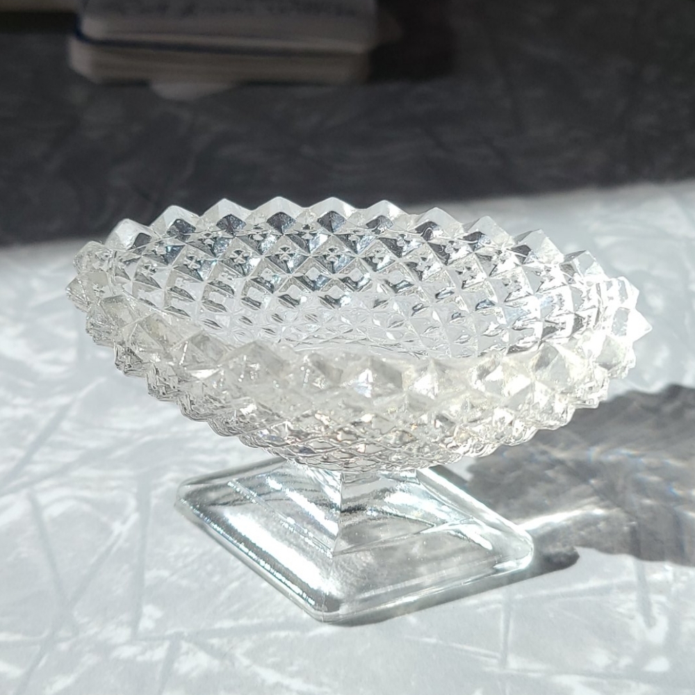 Salt cellar.